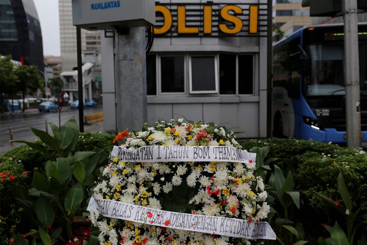 Karangan bunga terlihat di pos polisi di Sarinah, Thamrin, Jakarta, Sabtu (14/1/2017). Mereka mengenang kembali aksi terorisme yang terjadi siang hari tepat setahun lalu.