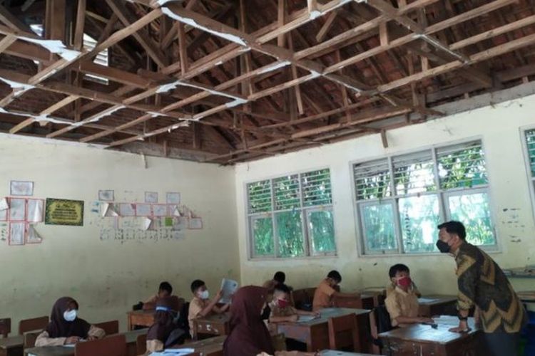 Siswa belajar di ruang kelas yang plafonnya bolong, di SDN Jampang 02 , Gunung Sindur, Kabupaten Bogor.