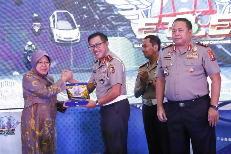 Wali Kota Surabaya Tri Rismaharini bersama Kepala Korps Lalu Lintas (Kakorlantas) Polri Irjen Pol Istiono dan Kapolda Jatim Irjen Pol Luki Hermawan saat peresmian e-TLE atau tilang elektronik di Mapolda Jatim, Kamis (16/1/2020).