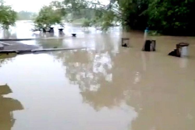 Air luapan Kali Lamong merendam beberapa desa di Kecamatan Balongpanggang, Gresik, Rabu (8/4/2020).