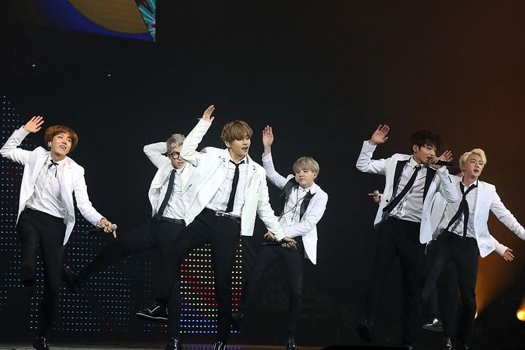 Penampilan grup BTS di KCON France 2016 di Paris, Perancis, pada 2 Juni 2016.