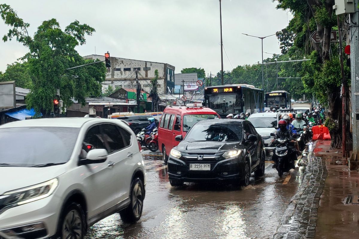 Diguyur Hujan, Pertigaan Hek Jakarta Timur Macet