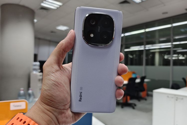 Xiaomi Redmi Note 14 Pro Plus nyaman digenggam meski tidak menggunakan softcase. Namun, pengguna harus memerhatikan kebersihan tangan karena noda atau kotoran mudah terlihat. 