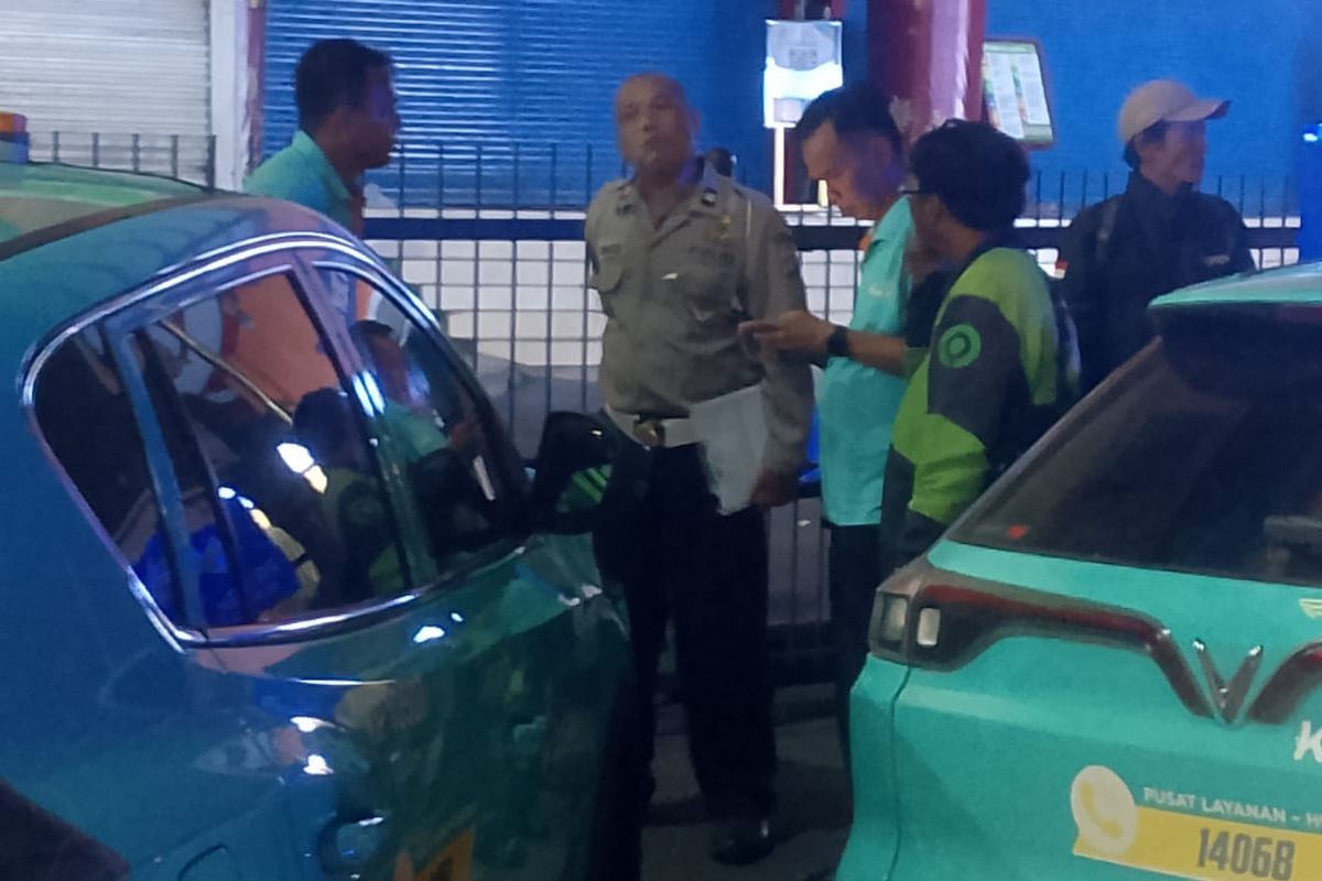 Taksi Xanh SM teelibat kecelakan di kawasan Cililitan, diduga sopir epilepsi, Senin. (2/2/2026).