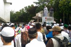 Massa Aksi Bela Ulama Berkumpul di Luar Istiqlal dan Lantunkan Doa-doa 