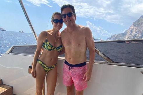 Berbalut Bikini, Lara Spencer Pamer Tubuh Kencang di Usia 52 Tahun