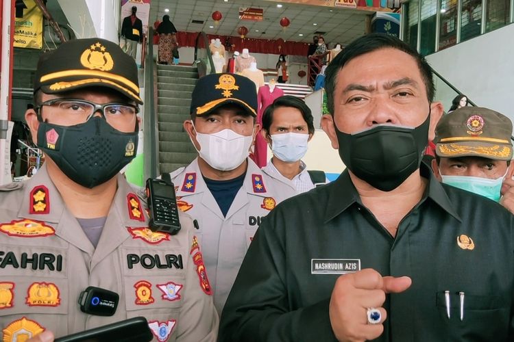 Wali Kota Cirebon Nasrudin Azis bersama Kapolres AKBP Fahri Siregar menyampaikan keterangan pasca inspeksi mendadak penerapan protokol kesehatan di pasar tradisional Kota Cirebon, Jumat (4/2/2022).