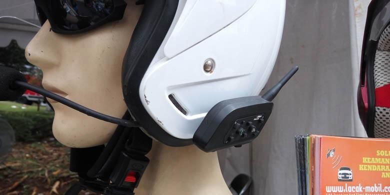 Intercom BT-Rider pada helm sepeda motor 