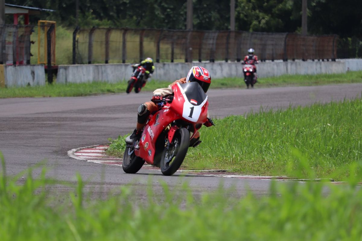 

Motor listrik custom Moto-E R1 1 melakukan tes di Sirkuit Sentul, Bogor, Jawa Barat.