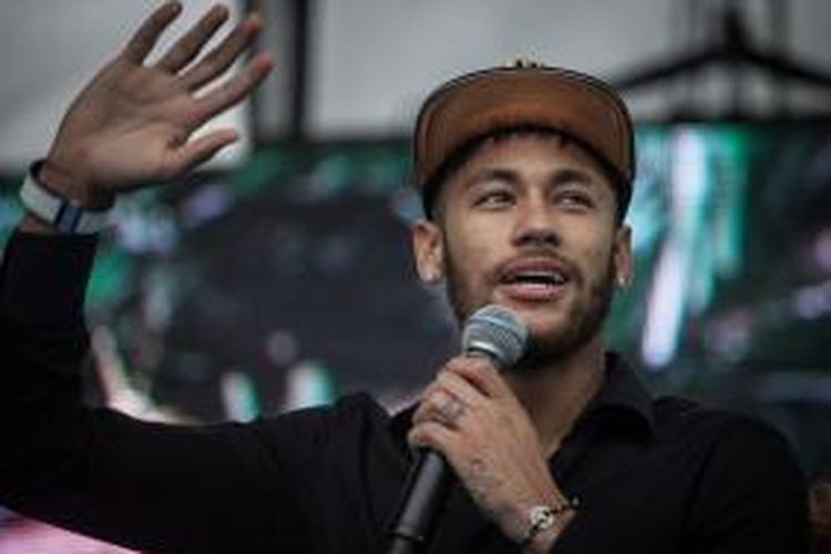 Penyerang Barcelona, Neymar, menghadiri pembukaan Neymar Project Institute, di Praia Grande, Sao Paolo, Brasil, 23 Desember 2014.