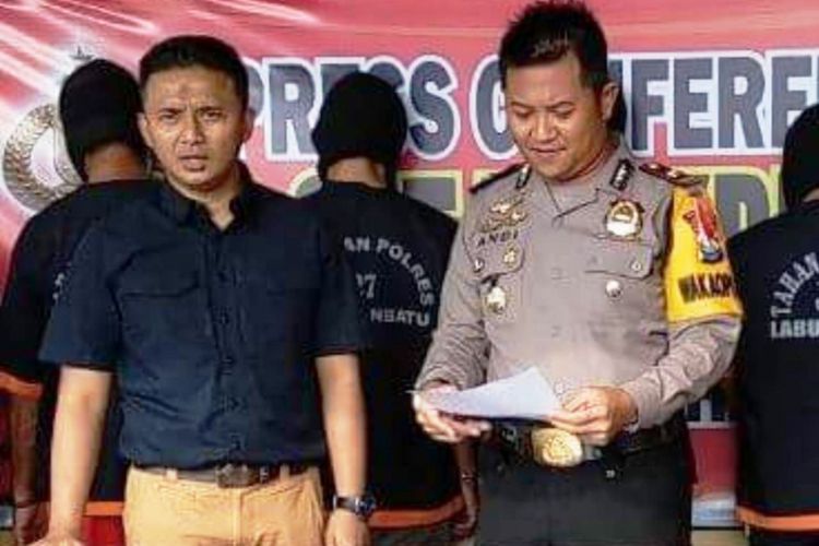 Wakapolres Labuhanbatu Kompol Andi Chandra (kanan) dinyatakan hilang dalam kecelakaan laut di Perairan Desa Seilumut, Kecamatan Panaitengah, Kabupaten Labuhanbatu, Sumatera Utara pada Sabtu (21/4/2018) 