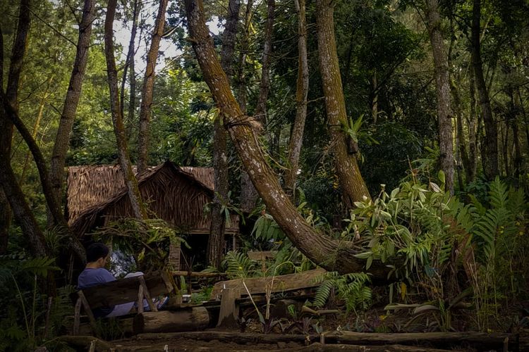 Pengunjung tengah bersantai di Shelter Galunggung, Tasikmalaya, Jawa Barat.