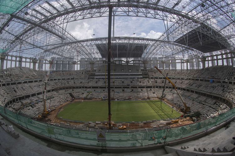 Pekerja menyelesaikan pembangunan Jakarta International Stadium (JIS) di Tanjung Priok, Jakarta, Selasa (16/11/2021). Pembangunan stadion berkapasitas 82.000 penonton yang ditargetkan selesai pada akhir 2021 itu  berdasarkan data per 15 November 2021 telah mencapai 83,22 persen.