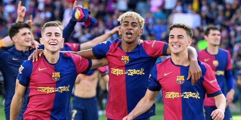 Fermin Lopez, Lamine Yamal, dan Pablo Gavi merayakan kemenangan di akhir pertandingan sepak bola Liga Spanyol antara FC Barcelona vs Real Madrid CF di Estadi Olimpic Lluis Companys di Barcelona, pada 11 Mei 2025. Barcelona menang 4-3. (Photo by Josep LAGO / AFP)