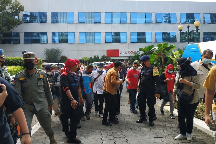 Sejumlah perwakilan dari massa buruh yang hari ini berunjuk rasa di kawasan Medan Merdeka diterima masuk ke Balai Kota, Rabu (8/12/2021). Massa buruh menghendaki audiensi dengan Gubernur DKI Jakarta, Anies Baswedan. 