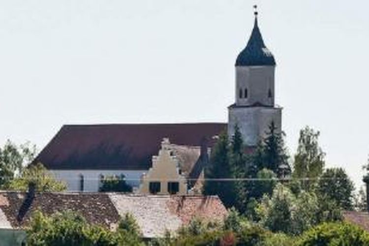 Sebuah gereja di desa di Klosterzimmern dekat Deiningen, di Noerdlinger Ries, Jerman selatan, tempat para anggota sekte Kristen 