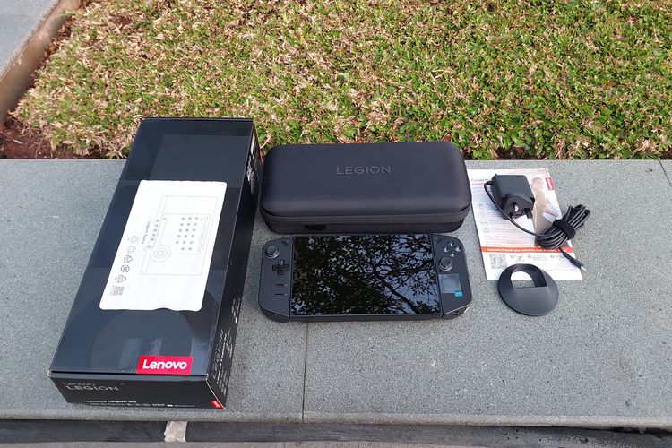 Paket penjualan Lenovo Legion Go sudah mencakup satu unit konsol Legion Go, tas kecil, dock untuk FPS mode, kain pembersih layar, charger 65 Watt, dan brosur layanan purna jual