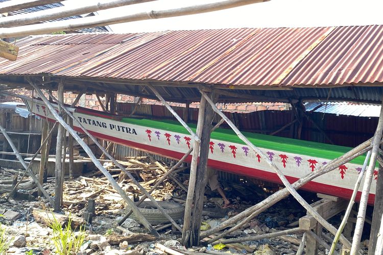 Perahu Bidar milik Jaka alias Encik Muhammad Alaudin (44), yang sudah disimpan setelah lomba.
