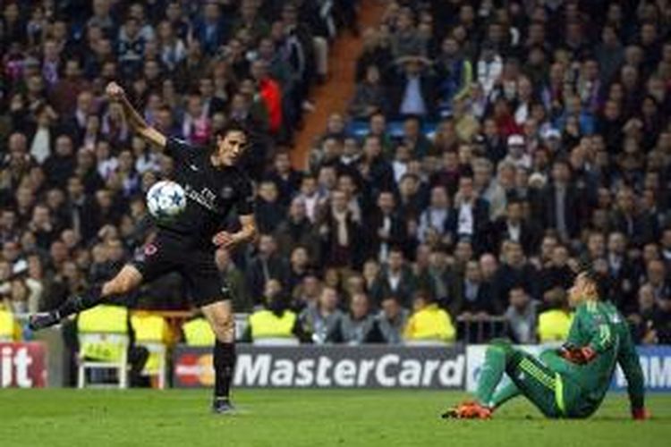 Keylor Navas menghadang tembakan Edinson Cavani saat Real Madrid menjamu PSG, Rabu (3/11/2015).