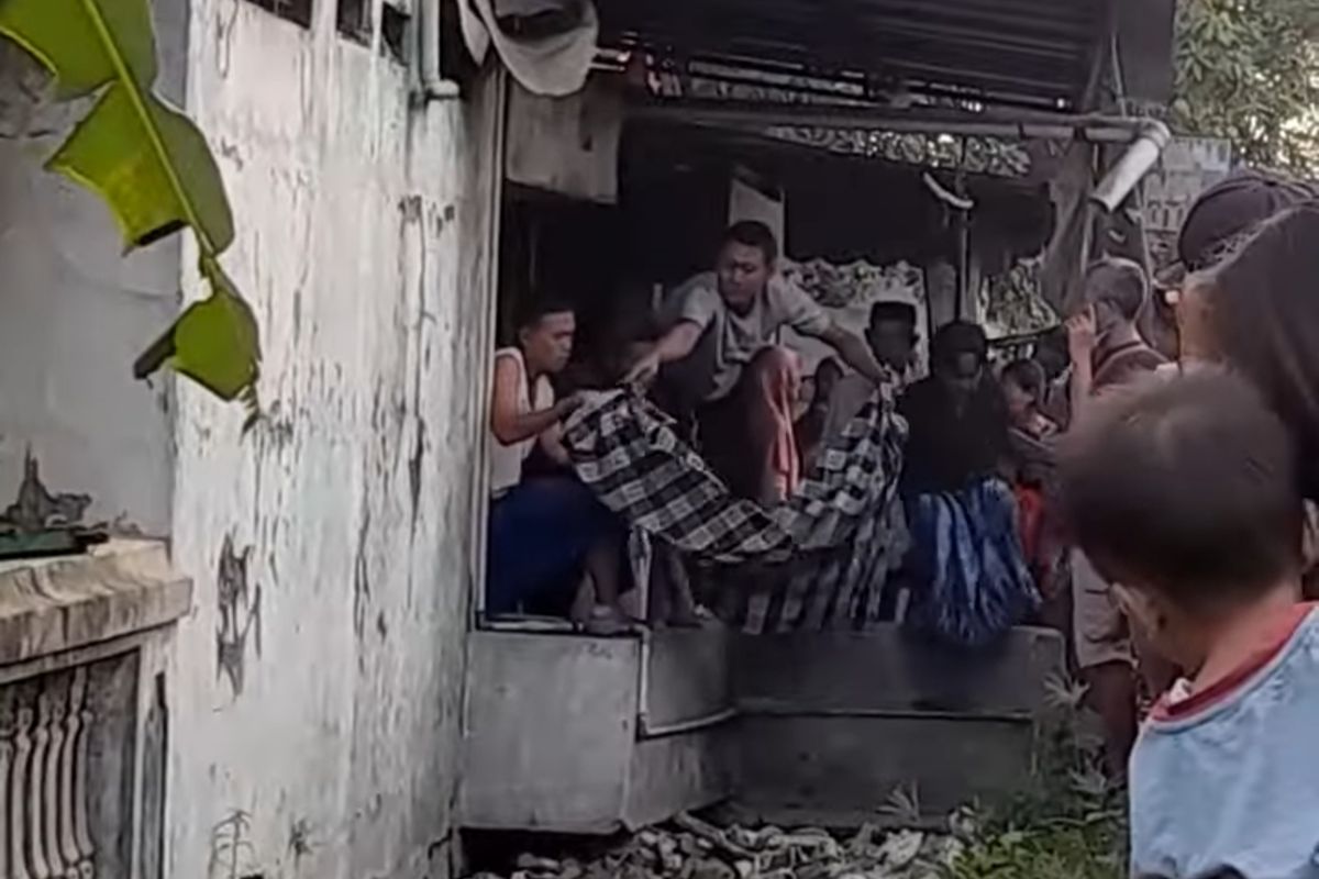 Lokasi penemuan jasad bocah tersebut sempat menjadi tontonan warga sekitar