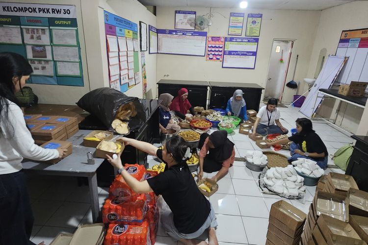 Kegiatan Charitrip Spesial Ramadhan yang digelar oleh Generasi Jernih Kompas.com bersama Yayasan PADI, di Kampung Melati, Kelurahan Mekar Jaya, Kecamatan Sukmajaya, pada Minggu (8/3/2026).