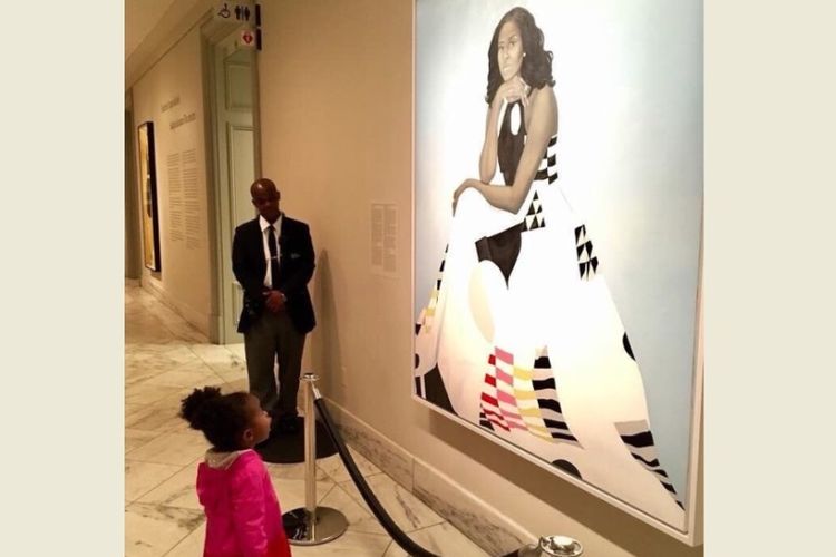 Foto Parker Curry (2) terpaku melihat potret Michelle Obama viral di media sosial. (Twitter/Yashar Ali)