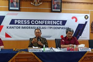 WN Rusia Pose Topless di Pohon Sakral Bali Dideportasi, Koster: Tak Cukup Minta Maaf