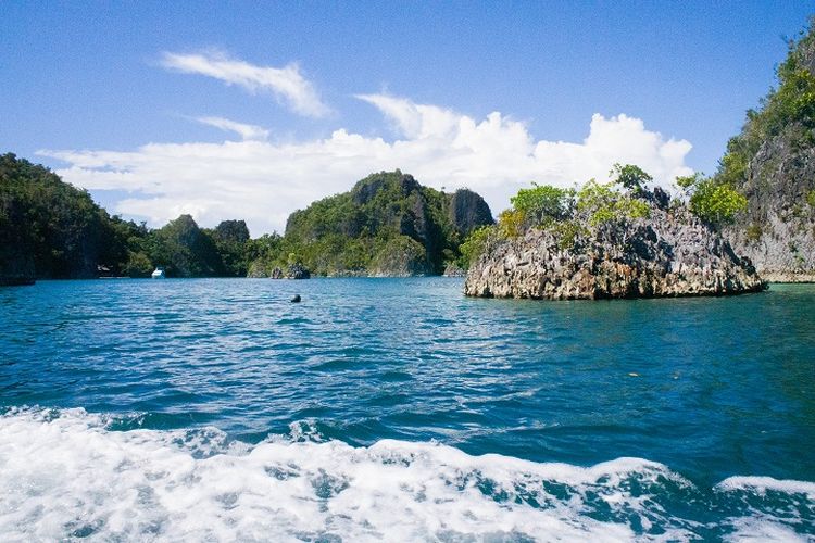 Pemandangan yang akan dilihat sepanjang perjalanan naik kapal cepat dari Kota Waisai di Pulau Waigeo menuju Piaynemo, Kabupaten Raja Ampat, Provinsi Papua Barat, Selasa (26/10/2021).