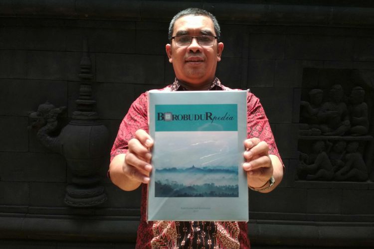 Iskandar M Siregar, Kepala Seksi Konservasi BKB, menunjukkan buku Borobudurpedia, Senin (30/10/2017).
