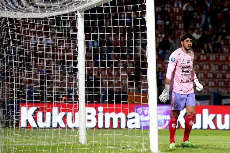 Penjaga gawang Bali United Adilson Maringa saat laga pekan ke-24 Liga 1 2023-2024 melawan tuan rumah Persik Kediri yang berakhir dengan skor 1-0 di Stadion Brawijaya Kediri, Jawa Timur (5/2/2023) malam.