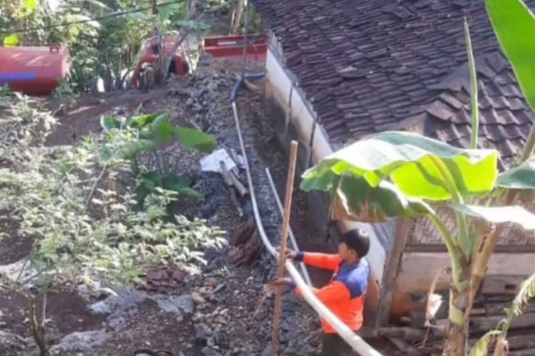 Petugas BPBD Gunungkidul menyalurkan bantuan air bersih di Padukuhan Sumber, Panjang, Saptosari. Kamis (18/5/2023)