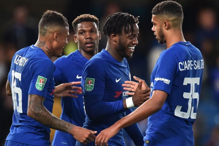 Para pemain Chelsea merayakan gol Michy Batshuayi ke gawang Newcastle pada pertandingan babak keempat Piala FA di Stamford Bridge, Minggu (28/1/2018).