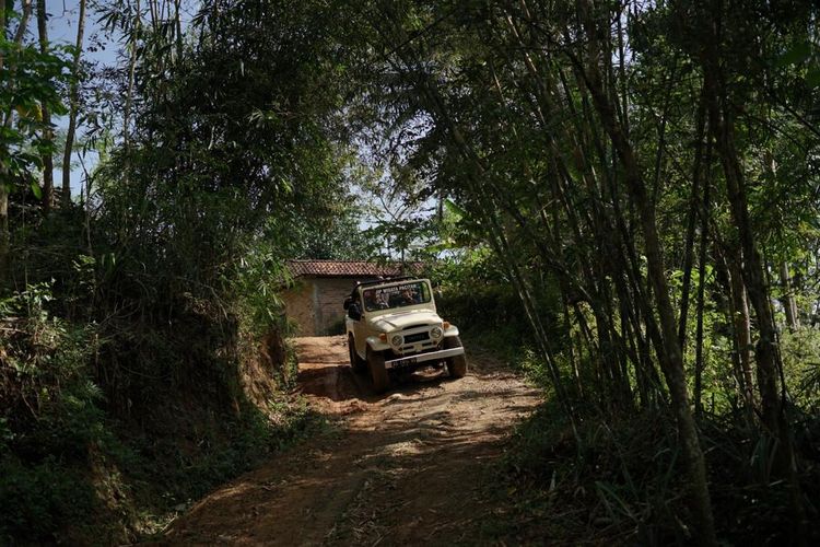 Karena memiliki medan menantang, perjalanan ke Dusun Ngasem, Pacitan ditempuh dengan mobil Jeep.