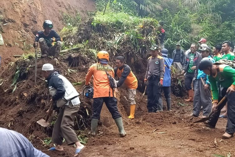 Relawan dari berbagai unsur membersihkan material longsor yang menutup jalan di Desa/Kecamatan Wanayasa, Kabupaten Banjarnegara, Jawa Tengah, Jumat (3/1/2020).