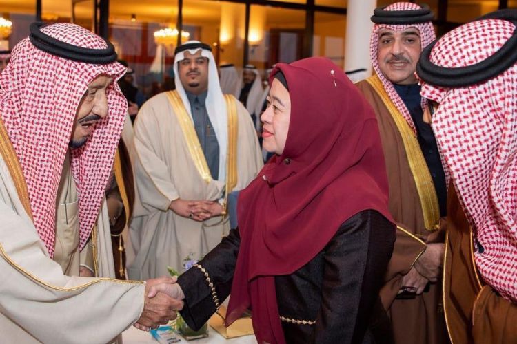 Menko PMK Puan Maharani menyambut Raja Salman Bin Abdulaziz Al Saud saat Festival Budaya dan Heritage ke-33 yang berlangsung di Riyadh, Arab Saudi, Kamis (20/12/2018).