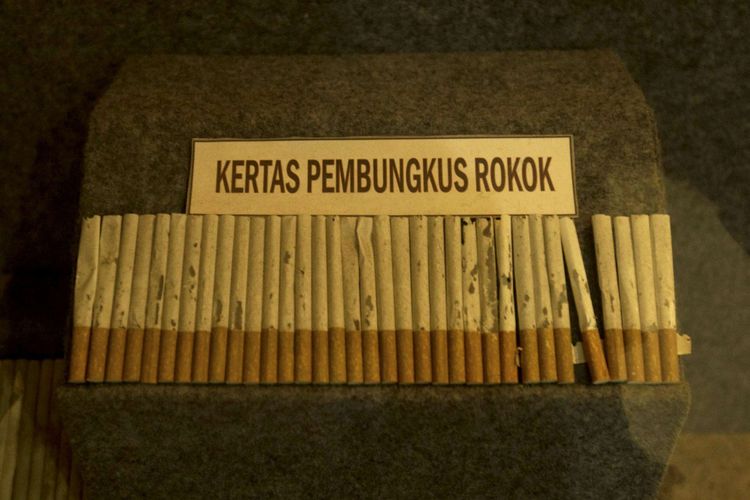 Kertas pembungkus rokok menjadi salah satu koleksi di objek wisata Museum Kretek Kudus, Jawa Tengah, Sabtu (03/9/2016). 