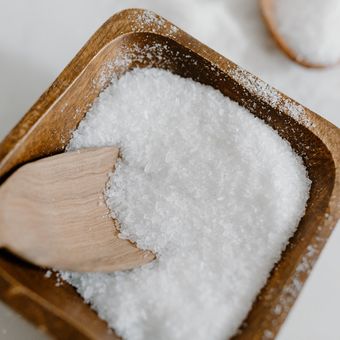 mengurangi konsumsi garam dapat menjadi salah satu cara mengatasi perut kembung.