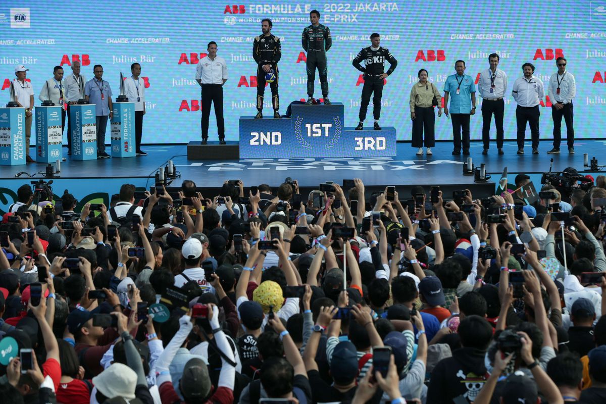 Presiden Republik Indonesia, Joko Widodo dan Gubernur DKI Jakarta Anies Rasyid Baswedan menyerahkan piala kepada juara Formula E di Jakarta International E-Prix Circuit (JIEC), Ancol, Jakarta, Sabtu (4/6/2022). Mitch Evans keluar sebagai juara Formula E Jakarta.