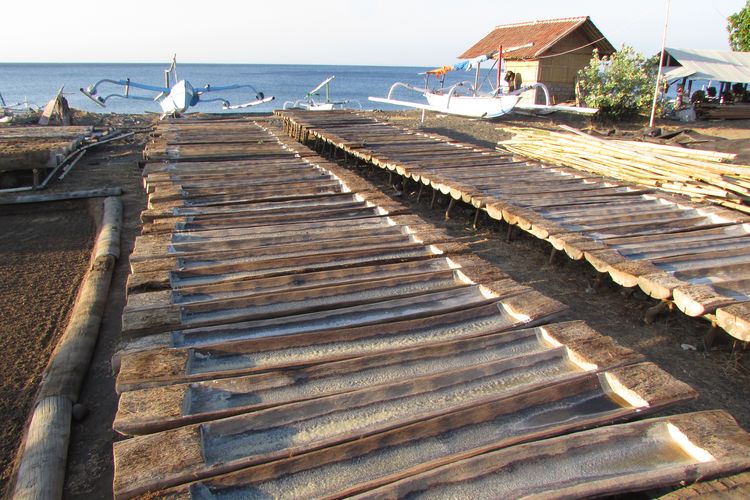 Palungan tempat penjemuran air laut untuk membuat garam amed, garam asli Pantai Amed, Karangasem, Bali yang baru ditetapkan menjadi warisan budaya takbenda. 