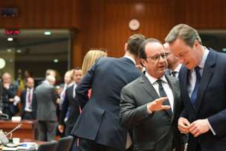 PM Inggris David Cameron (kanan) berbicara dengan Presiden Perancis Francois Hollande dalam pertemuan di KTT Uni Eropa di Brussels (28/6).