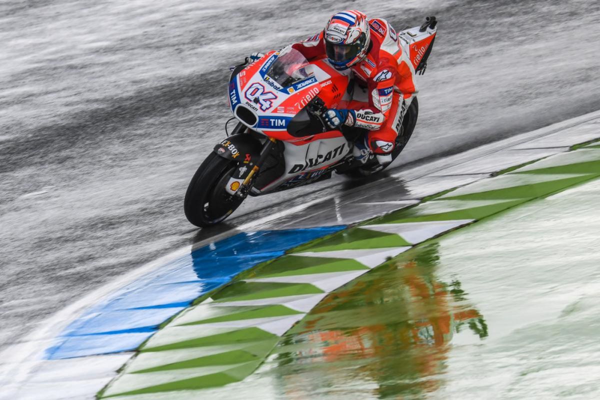 Pebalap Ducati Team asal Italia, Andrea Dovizioso, memacu motornya pada sesi latihan bebas ketiga GP Belanda di Sirkuit Assen, Sabtu (24/6/2017).