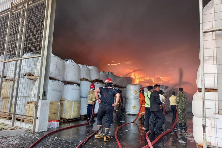 Kronologi Kebakaran Gudang Sabun Wings Surya di Gresik, Bermula dari Laporan Petugas Jasa Marga