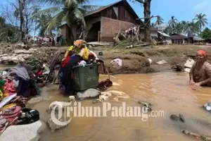 Saking Seringnya Dihantam Banjir Padang, Nurbaiti Selalu Siapkan Tangga Kayu di Dalam Rumah