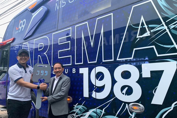 General Manajer Arema FC Yusrinal Fitriandi melakukan serah terima hibah bus dari perwakilan mantan Presiden Klub Arema FC yang diwakilkan Komisaris J99 Corp Sidik Widjanarko di Kandang Singa Kota Malang, Selasa (4/7/2023) sore.