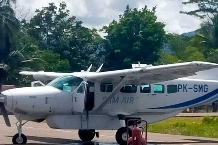Pesawat milik maskapai Sam Air yang ditembaki kelompok kriminal bersenjata saat mendarat di Bandara Kenyam, Kabupaten Nduga, Papua, Selasa (7/6/2022).