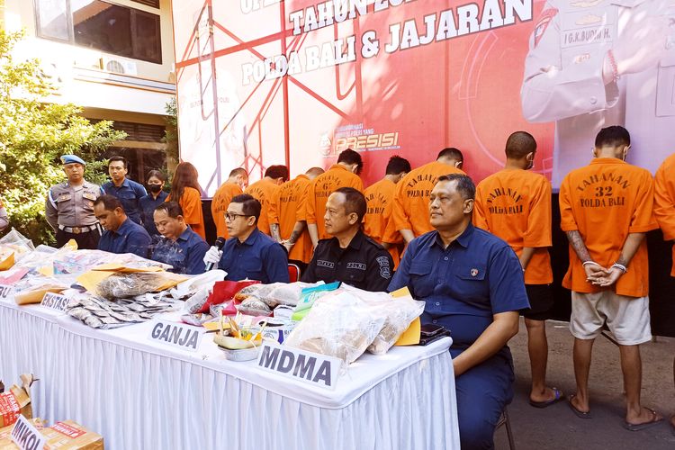 Ditresnarkoba Polda Bali saat menggelar konferensi pers pengungkapan kasus Narkotika hasil operasi Antik Agung-2024 terhitung sejak 31 Mei hingga 15 Juni 2024, pada Kamis (20/6/2024). Kompas.com/ Yohanes Valdi Seriang Ginta