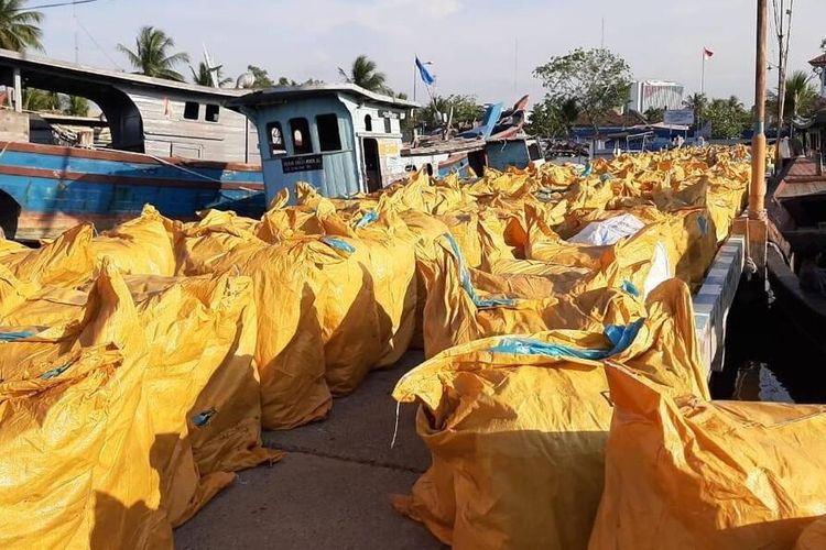 Ilustrasi - Sebanyak 425 bal pakaian bekas disita dari sebuah kapal berbendera Indonesia yang sudah ditinggalkan anak buah kapal (ABK)-nya di perairan perairan Sungai Bengali, Kabupaten Batubara, pada Kamis (26/3/2020). Tidak ada satu pun orang dijadikan tersangka karena lebih dulu meloncat ke hutan mangrove saat petugas datang ke lokasi.