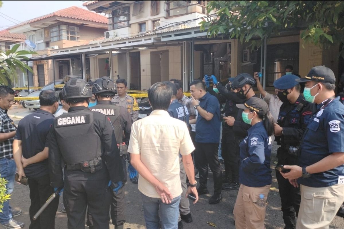 Tim Gegana Polda Metro Jaya beserta Puslabfor Mabes Polri tengah mengecek lokasi ledakan di Perumahan Taman Ubud Kencana, Binong, Curug, Kabupaten Tangerang pada Kamis (7/9/2023). 