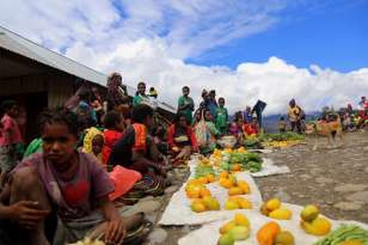 Warga berjualan di pasar tradisional Kago di Distrik Ilaga, Kabupaten Puncak, Papua, Rabu (14/9/2016). Berbagai macam hasil pertanian dan kebutuhan pokok tersedia di pasar tradisional tersebut.