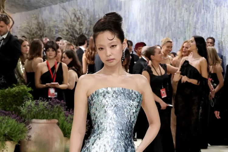 Jennie Blackpink menghadiri Met Gala 2026. Dari eyeshadow warna berani hingga kuku metalik, detail kecil makeup para selebritas di Met Gala 2026 ikut mencuri perhatian.